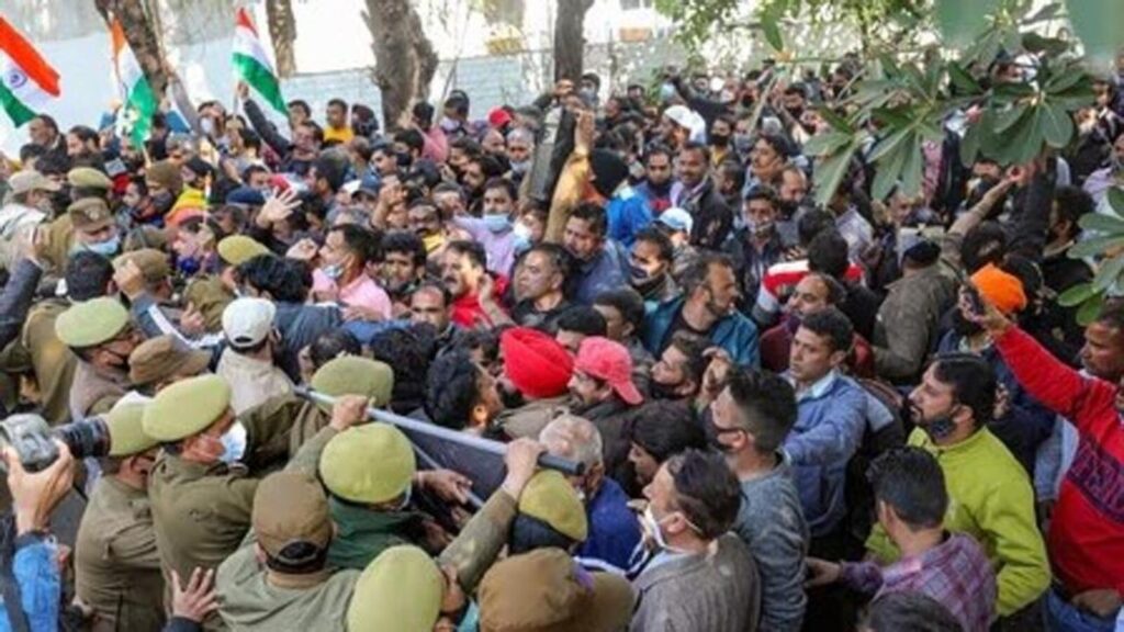 Protesting daily-wagers cane-charged in Jammu, march foiled