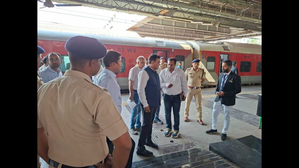 Pune DRM reviews pax facilities at Pune railway station