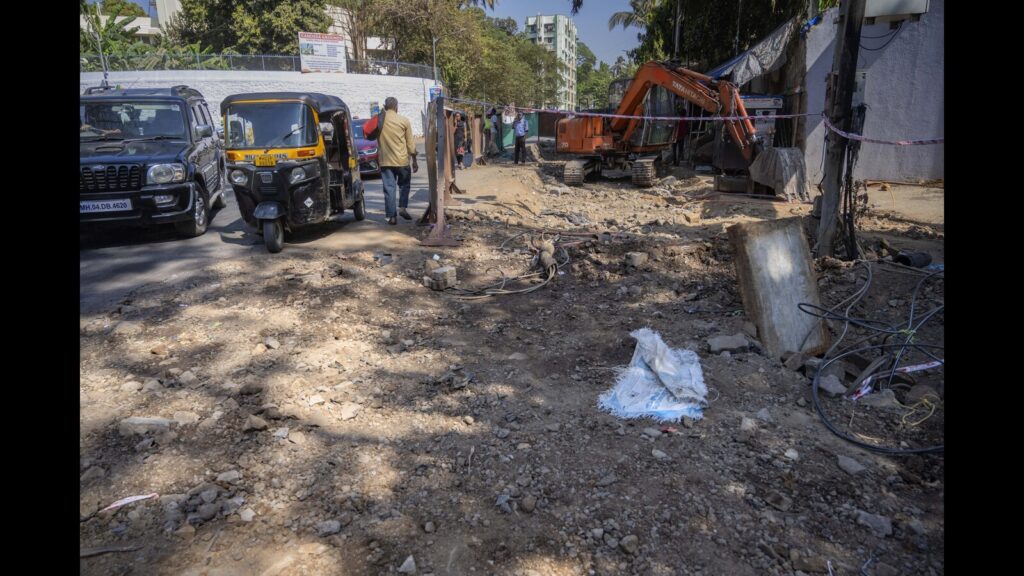 Road work damages gas pipeline in Andheri East, starts fire | Mumbai news
