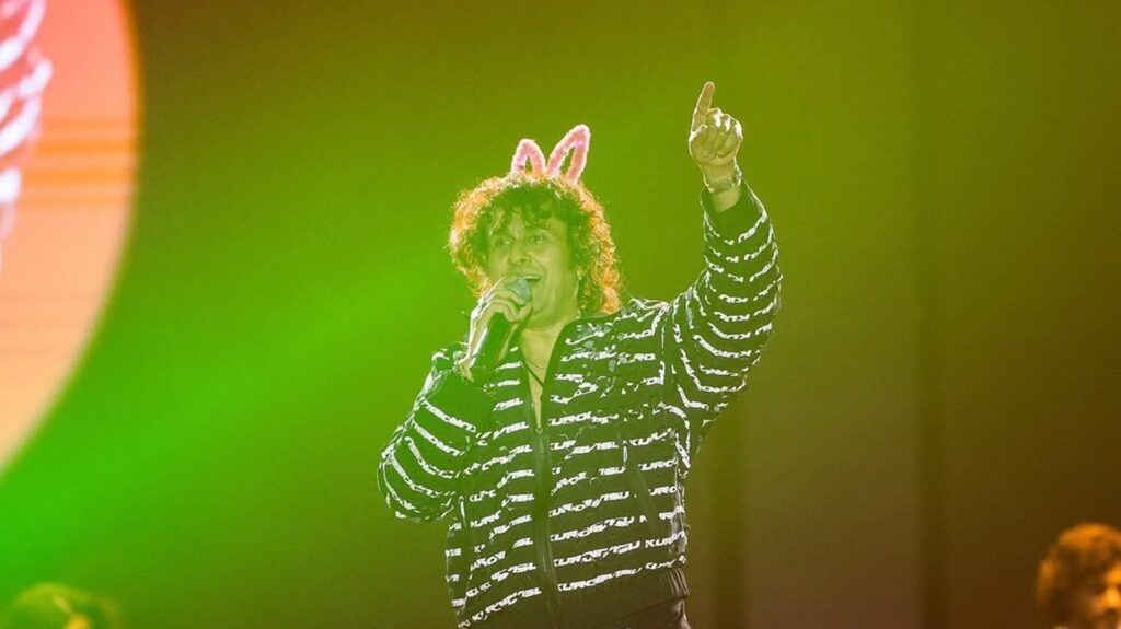 Sonu Nigam says no stones or bottles were thrown at him during DTU concert: ‘I paused show because…’