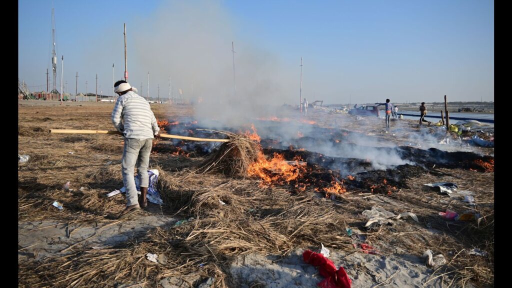 Straw burning at Sangam raises pollution alarm in Prayagraj