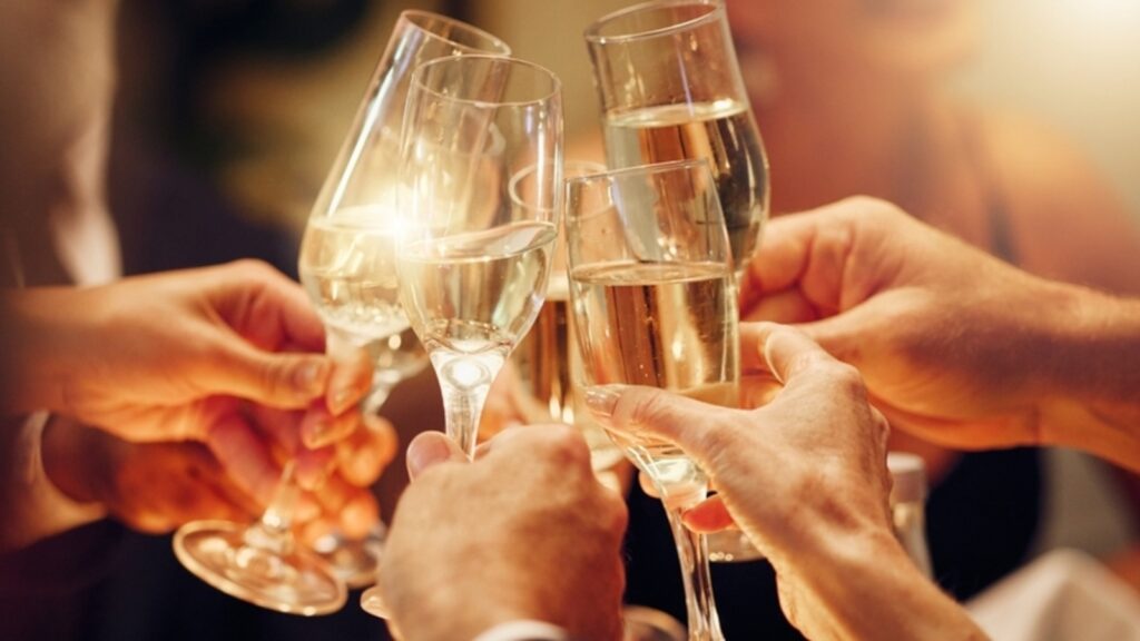 Throwing a party soon? Check this ultimate guide to party planning; from budget to lighting and music