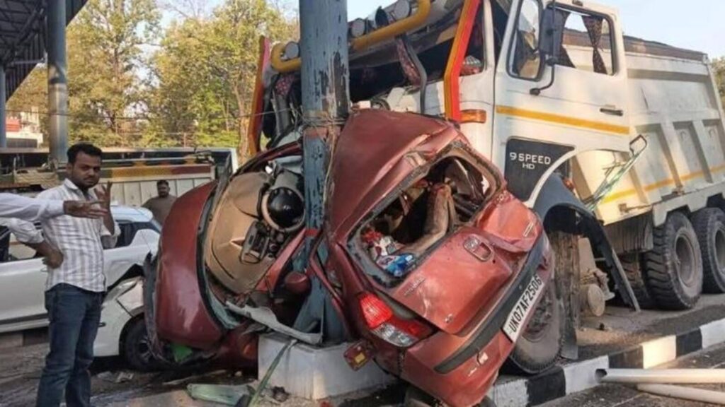 Truck crashes into car at toll plaza after brake failure, kills 2 men: Police