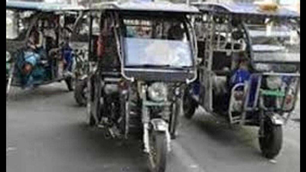 U.P. govt’s statewide crackdown on unauthorised e-rickshaws, autos