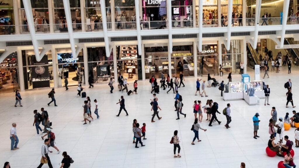 US: Pentagon City Mall shut down after multiple flights break out, cops detain 3 amid reports of injuries | Video