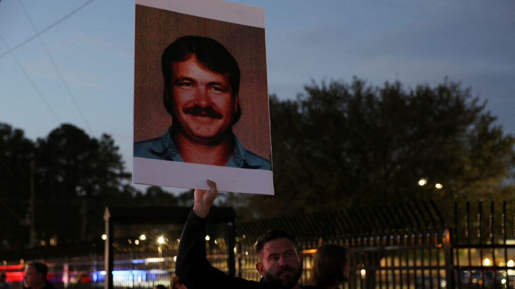 US prisoner executed by firing squad for first time in 15 years, sparking massive protests | Pics