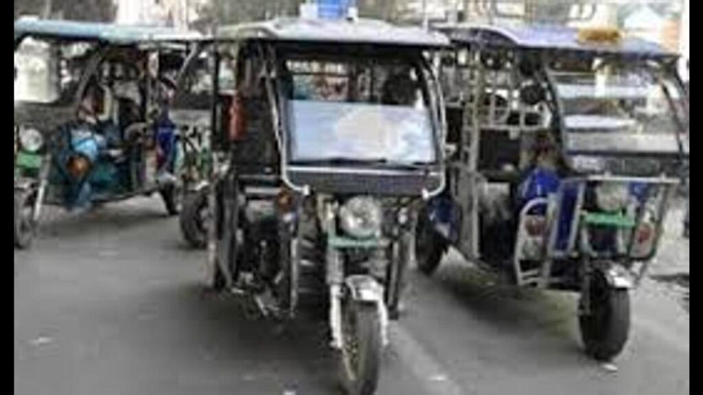 Unverified e-rickshaws from border districts flood Lko streets