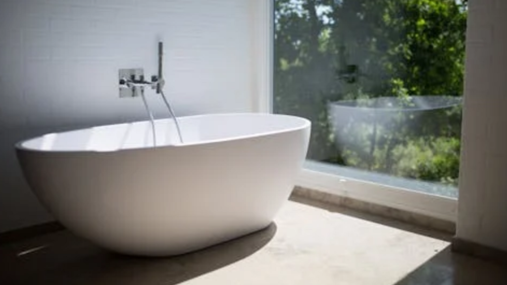 Woman sues ‘Versace’ apartment developers over ₹16.6 crore for missing a bathtub | Trending