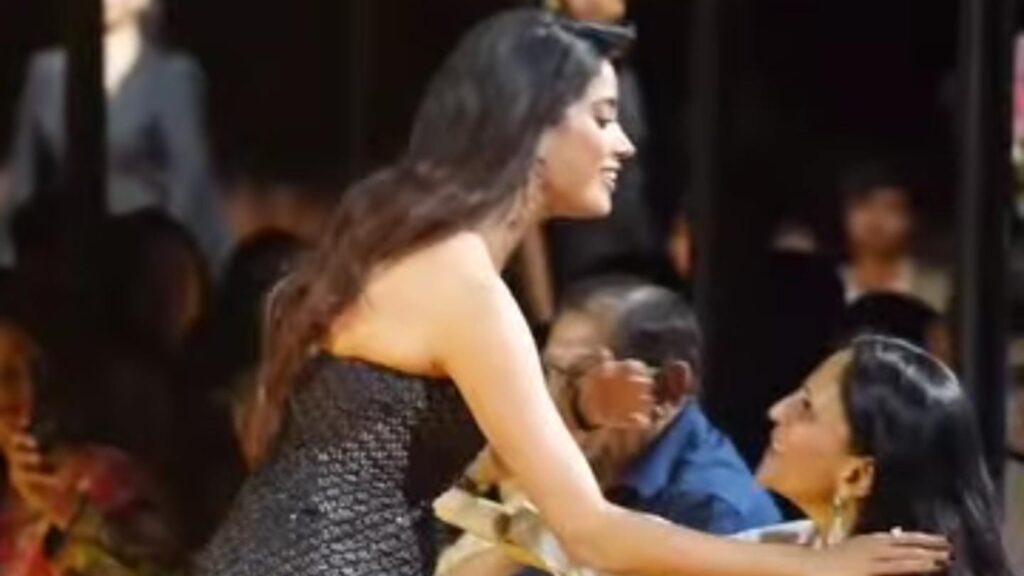 Wondering who is the couple Janhvi Kapoor hugged after her ramp walk at Lakme Fashion Week? | Bollywood