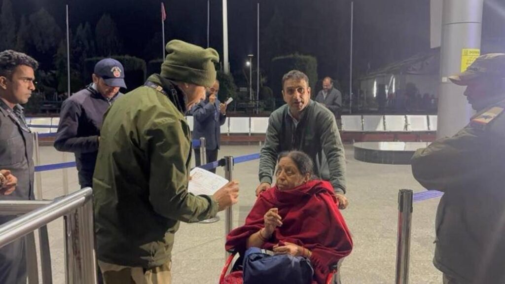 1,582 tourists from Maharashtra in J&K as state government plans special flights | Mumbai news