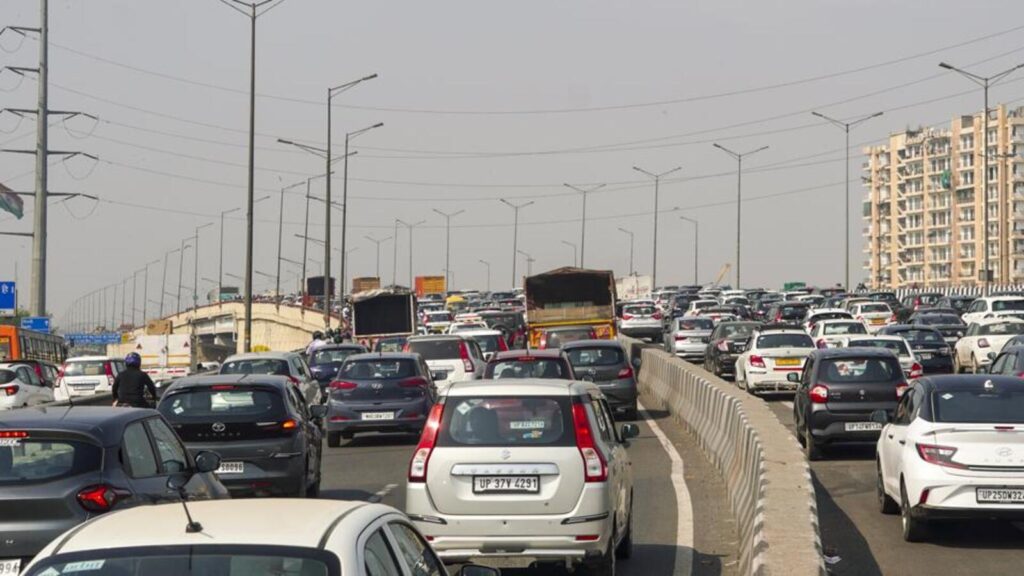 Accident causes traffic congestion during morning rush hour in south Delhi | Latest News Delhi