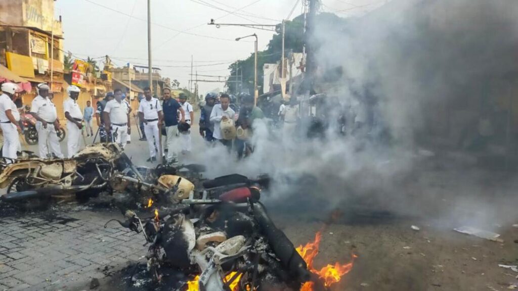 Anti-waqf law protest turns violent near Kolkata, police vehicles set on fire | Kolkata