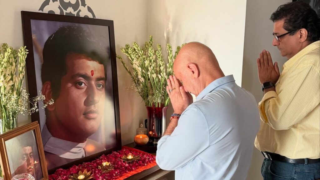 Anupam Kher visits Manoj Kumar’s family at their Mumbai home, pays tribute to actor with folded hands. See post | Bollywood