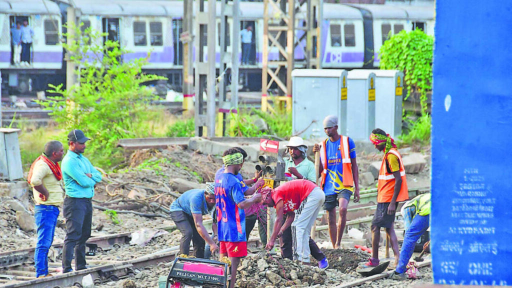 CAG lambasts Indian Railways for delay in CSMT-Kurla additional lines | Mumbai news
