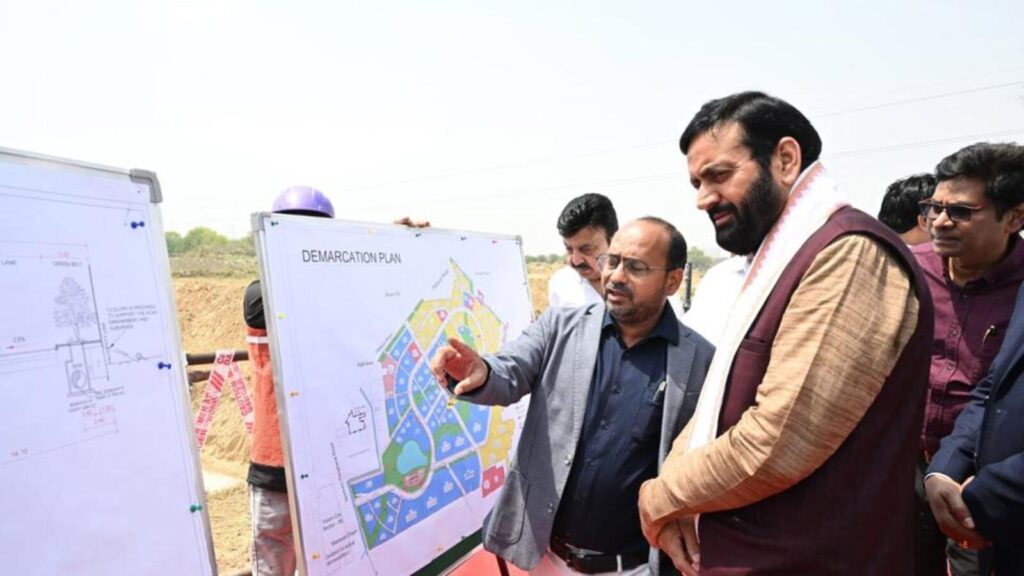 CM meets investors for Global City project, inspects site