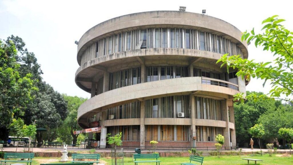 Chandigarh admn to seal gap between median on road in front of PU gate number 3