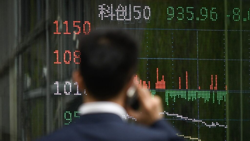 Chinese stocks experience ‘panic selling’ as tariff war gets worse