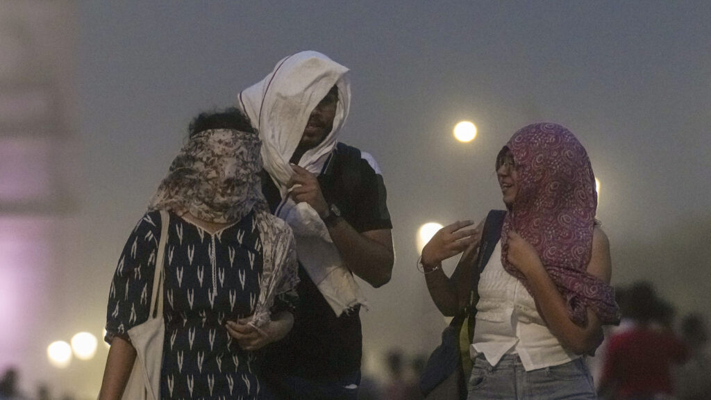Delhi likely to be hit by thunderstorm today, heatwave to return on Wednesday | Latest News India