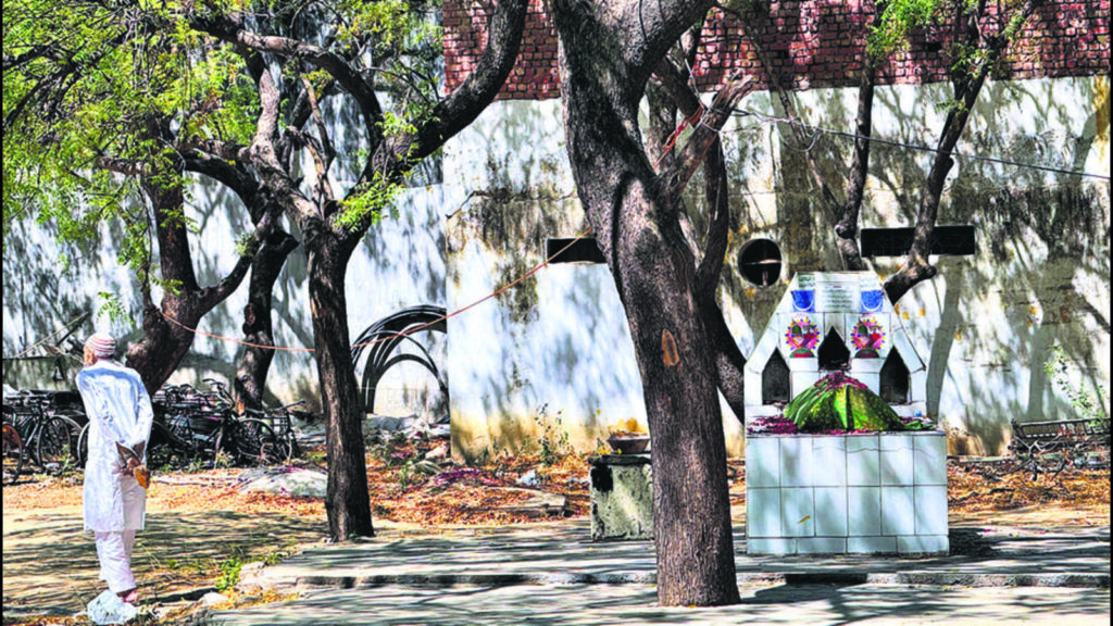 Delhiwale:A secretive graveyard | Latest News Delhi