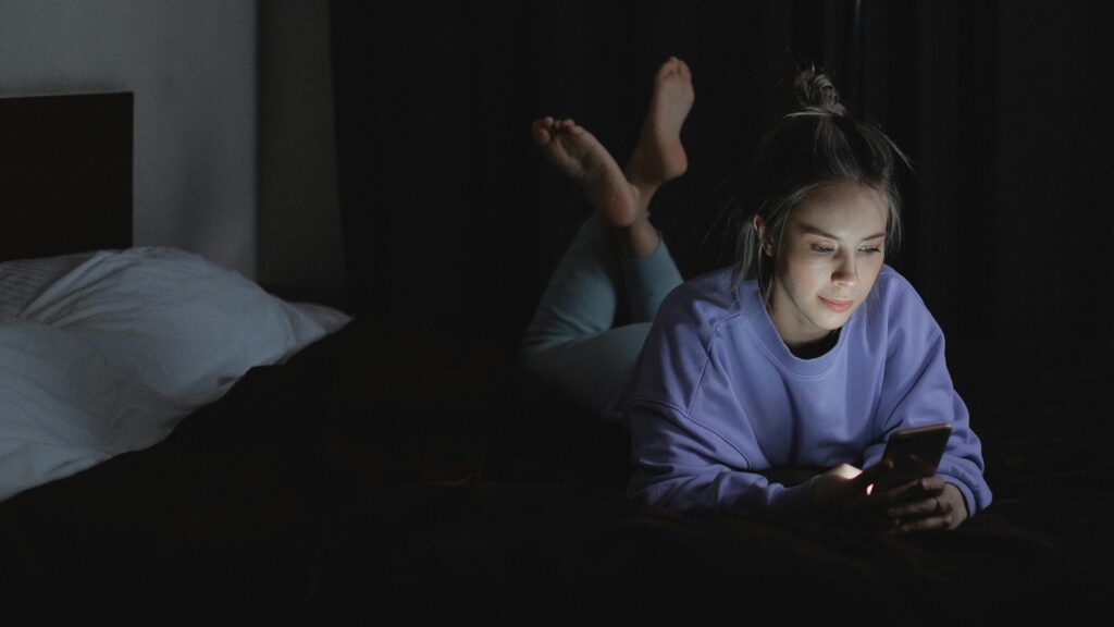 Do you scroll social media before sleeping? Study says it leads to insomnia | Health