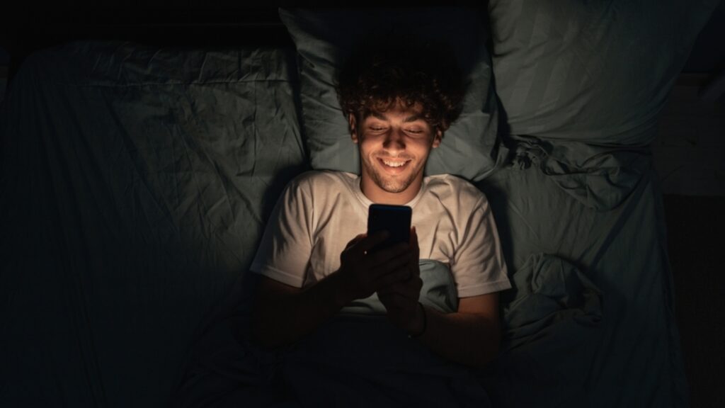 Doctor warns how mindlessly scrolling social media can seriously impact your memory: ‘Your brain is like a chalkboard’ | Health