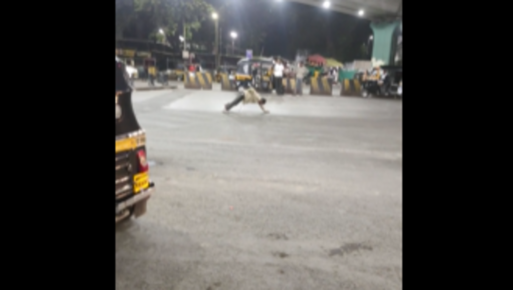 Drunk man turns Pune road into gym, performs push-ups mid-traffic. Video | Trending