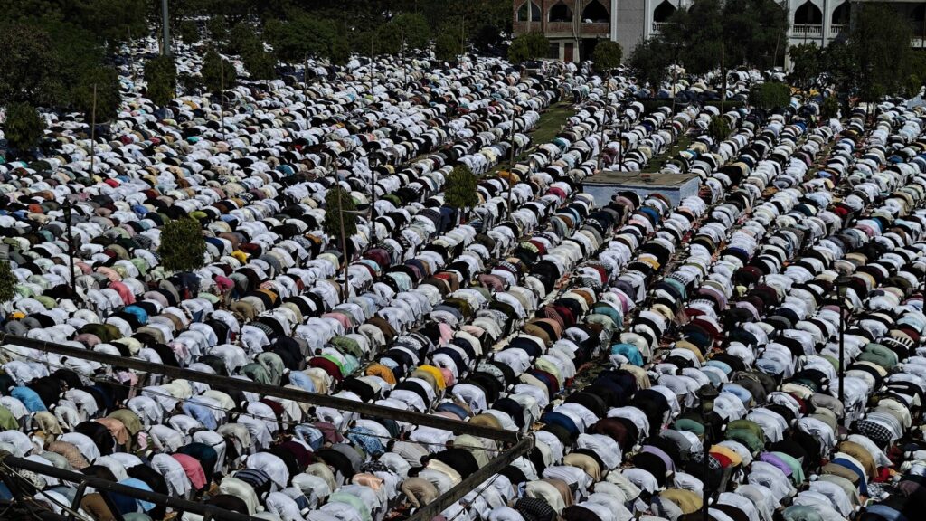 Eid-ul-Fitr prayers at Aishbagh Eidgah: Religious leaders reach Eidgah, women too offer prayers