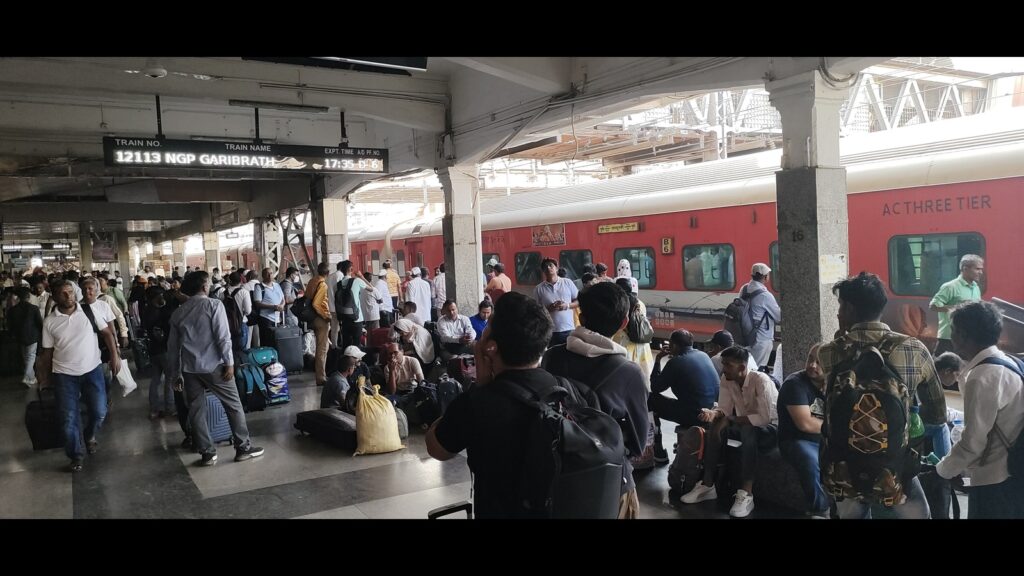 Govt to launch ‘1098’ helpline units at 18 railway, bus stations