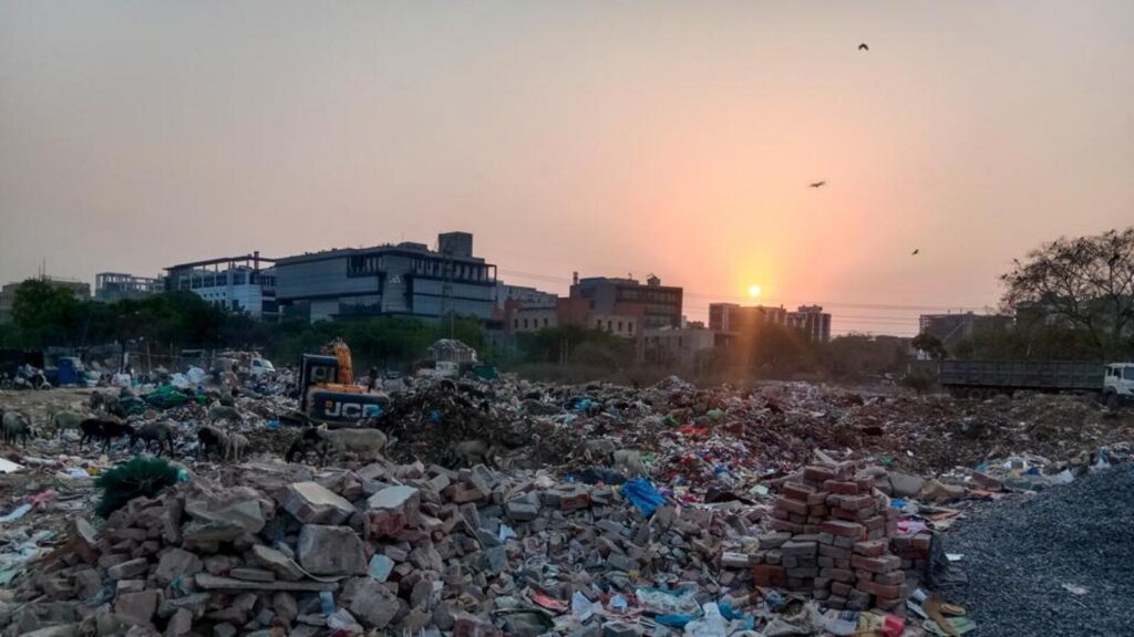 Gurugram: Sec 31 locals decry garbage stench, plans NGT petition