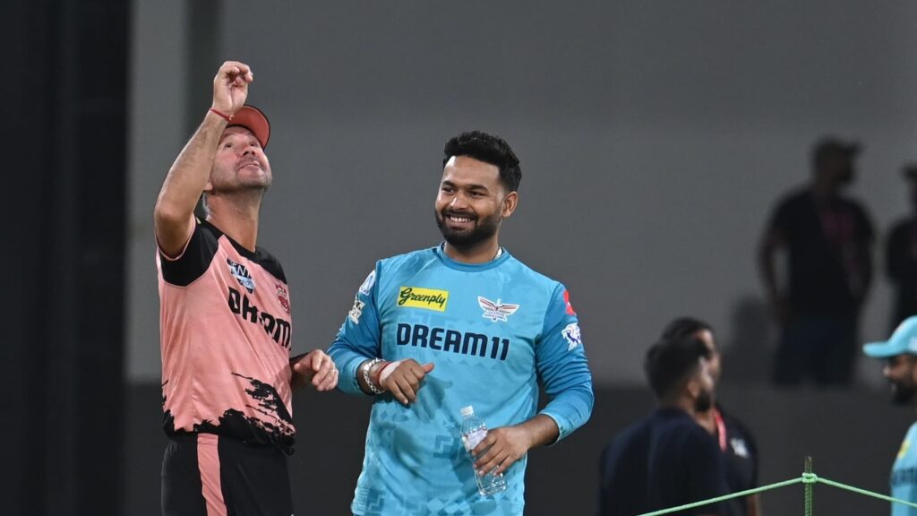 IPL2025 ︱Mumbai Indians, with stars Rohit Sharma and Hardik Pandya, arrive for their first game against LSG