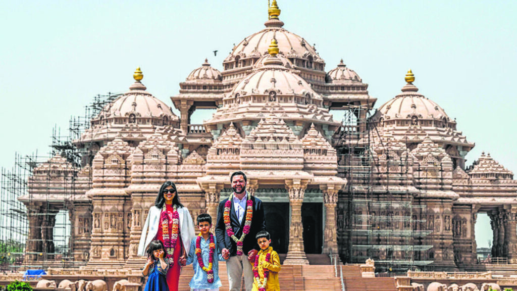 In day-long Delhi trip, Vances visit Akshardham, emporium | Latest News India