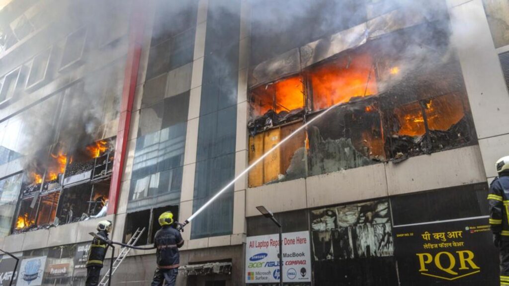 Inferno consumes Linking Road shopping complex, rages for 12 hours | Mumbai news