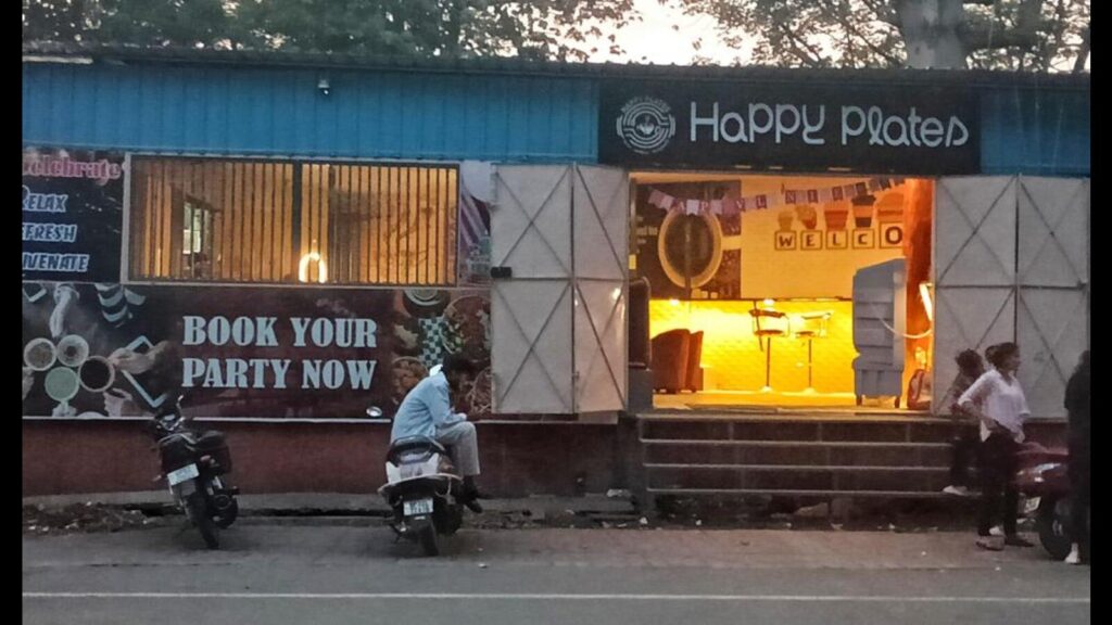 LDA orders closure of 3 ‘illegal’ shops, but one still functional at Gautam Buddha Park 1