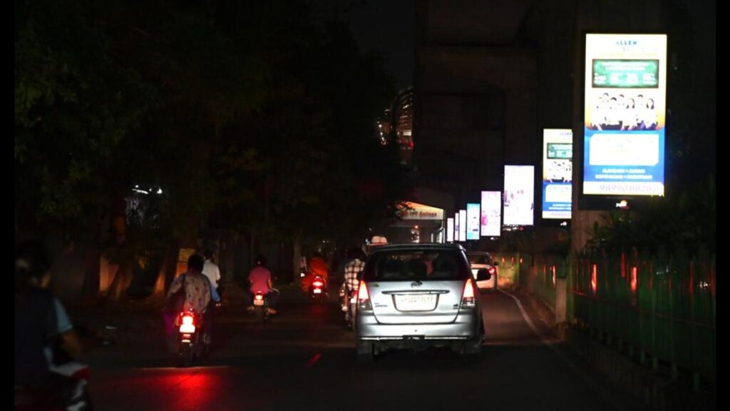 LMC begins streetlights survey in Gomti Nagar Ext