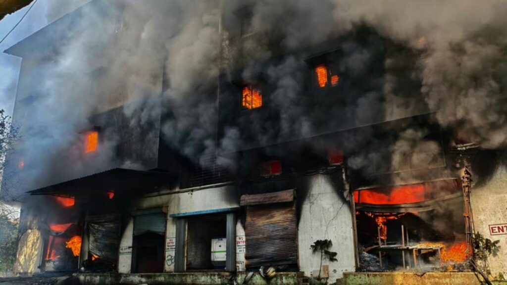 Lokhandwala building fire kills one, injures six | Mumbai news