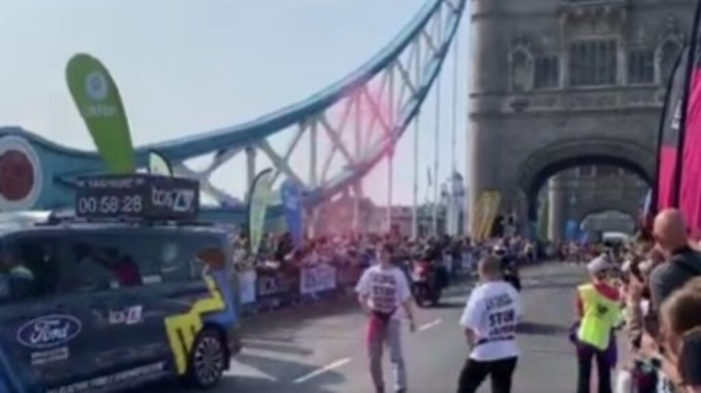London Marathon 2025: ‘Stop Arming Israel’ activists storm onto Tower Bridge, throw pink powder at runners | Watch