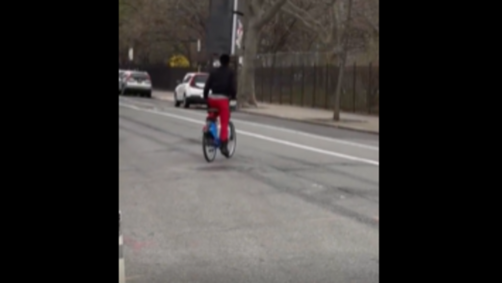 Man rides bicycle with refrigerator on his head in New York City, internet stunned: ‘This is necks level’ | Trending