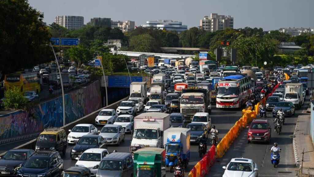 Monday blues for commuters at WEH | Mumbai news