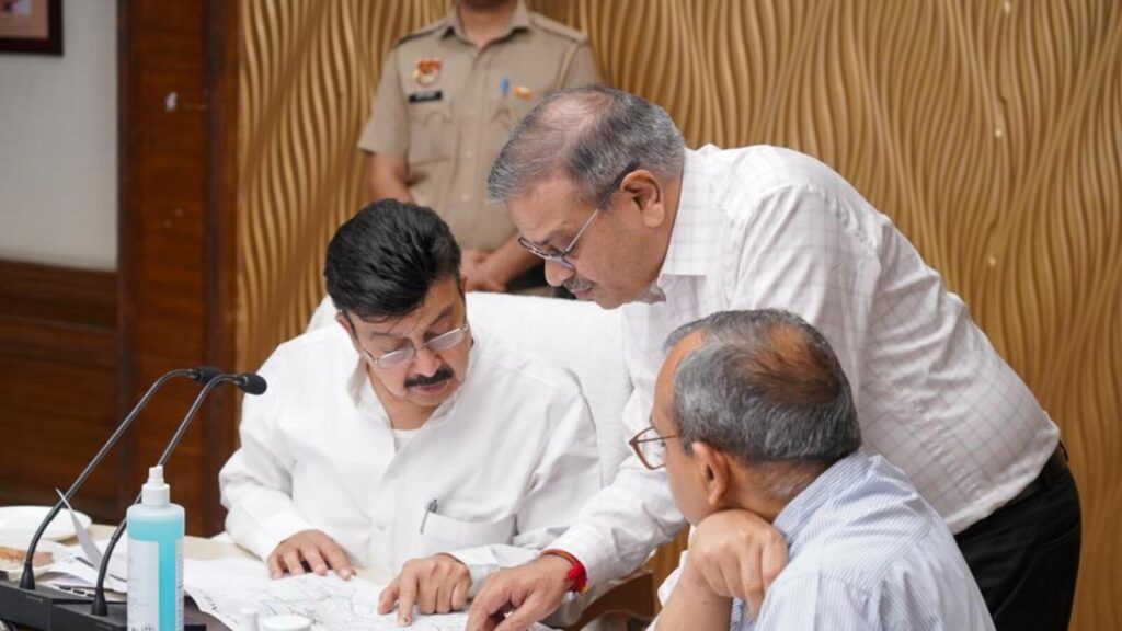 Monsoon prep: minister directs Ggm officials to clean drains fast