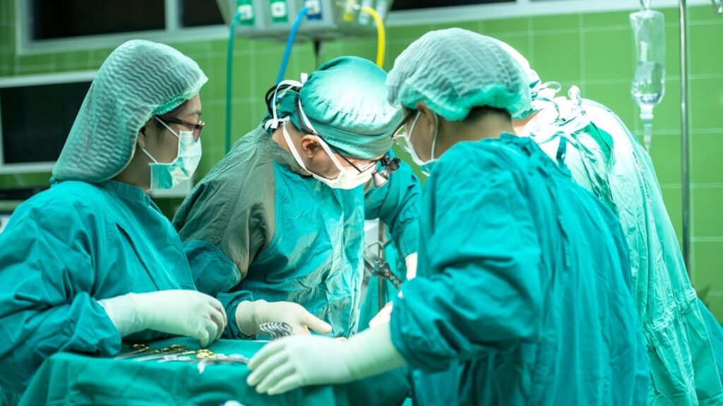 Odisha man unknowingly lived with 8 cm knife in lung for 3 years, left doctors stunned | Trending