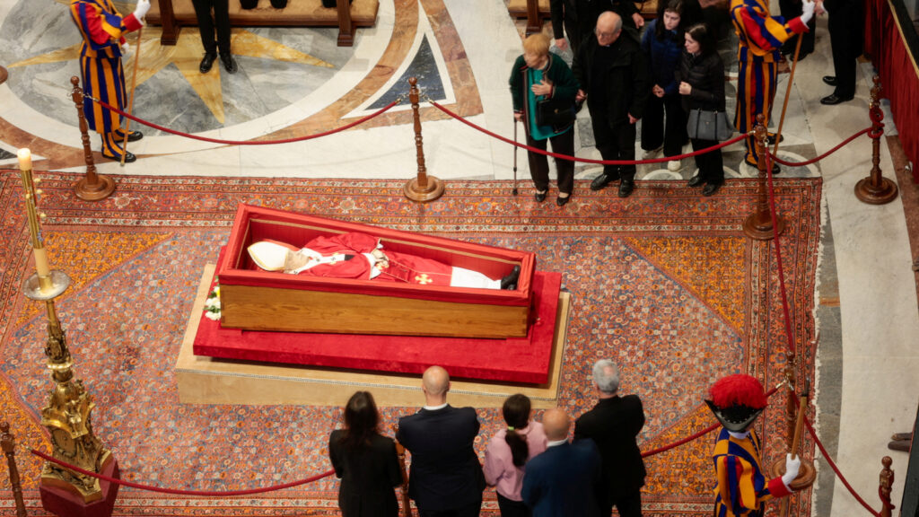 Outrage as mourners take smiling selfies with Pope Francis’ body: ‘Just plain disrespectful’ | Trending