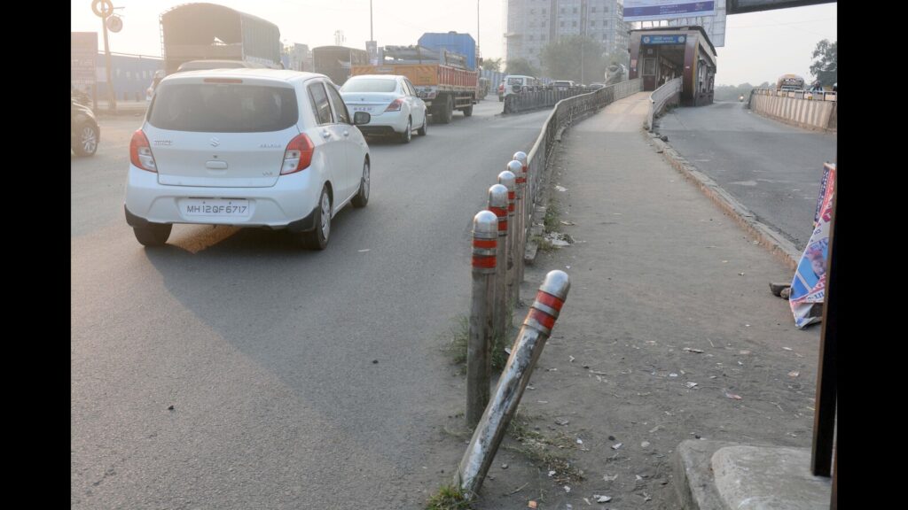 PMC starts dismantling BRTS stretch on Ahmednagar Road 