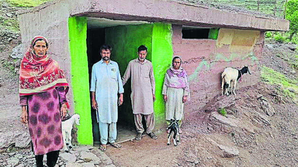 Pakistani Rangers vacate watch towers, remove flags: Officials