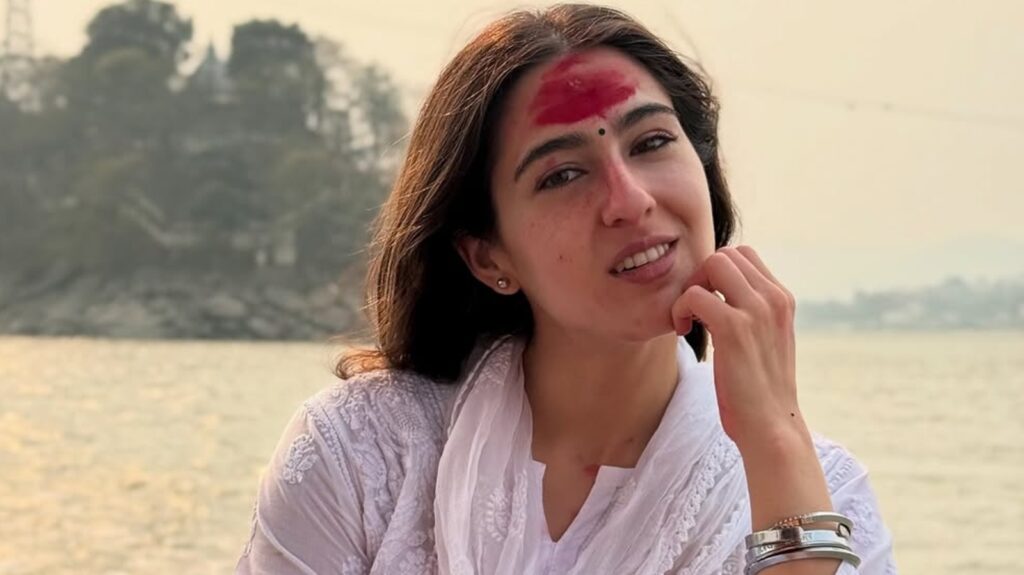 Sara Ali Khan goes makeup-free, stuns in simple white suit on temple visit; 5 new pics that let her natural beauty shine | Fashion Trends