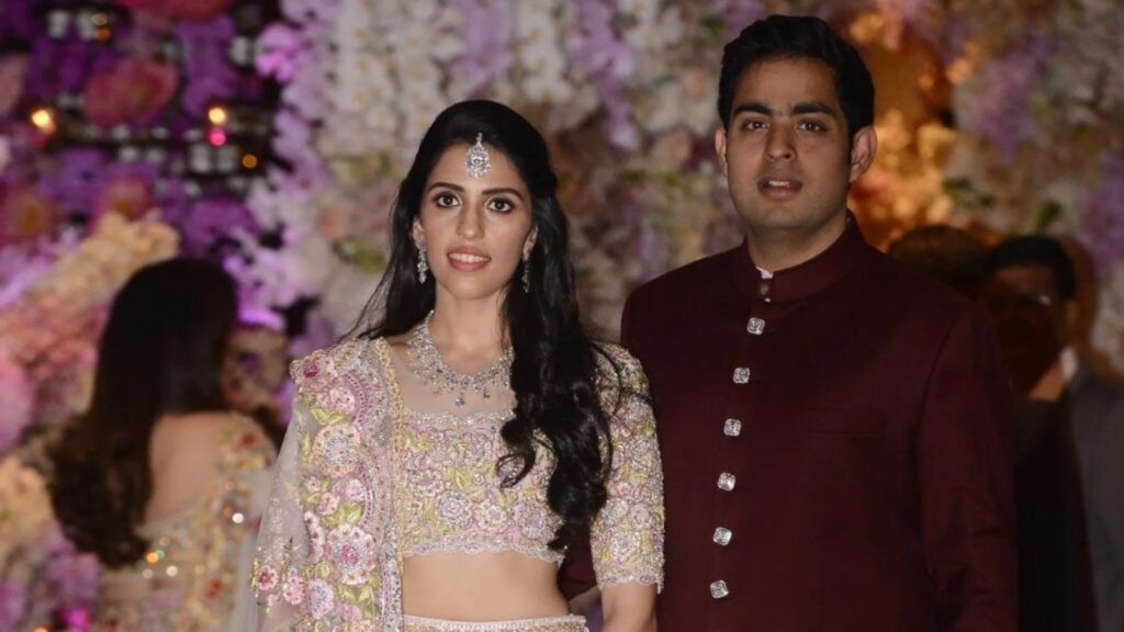 Shloka Mehta with Akash Ambani visits Babulnath Temple; dazzles in a gorgeous ethnic fit for darshan. Watch | Fashion Trends
