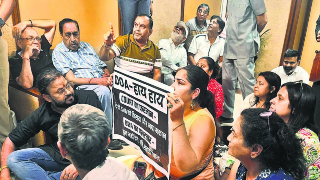 Signature View homebuyers storm DDA office | Latest News Delhi