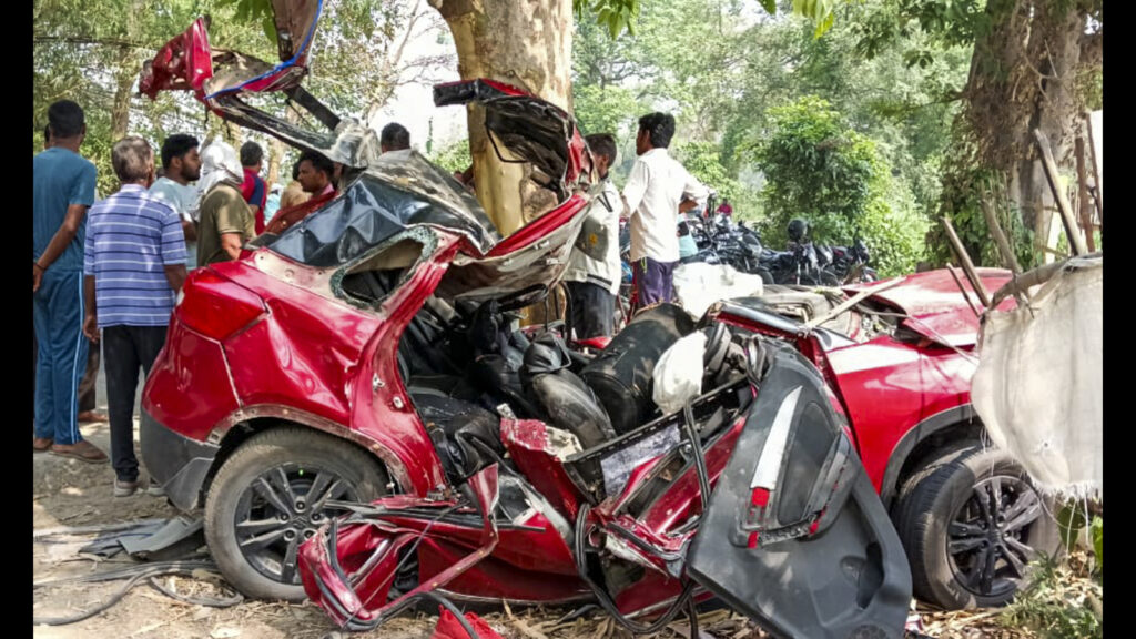 Six killed, 2 injured as car crashes into tree in Kushinagar