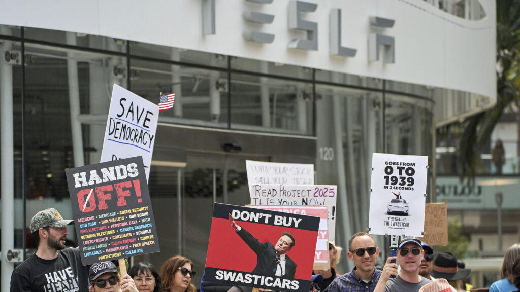 Swedish insurer sells its 0 million Tesla stake over labour rights