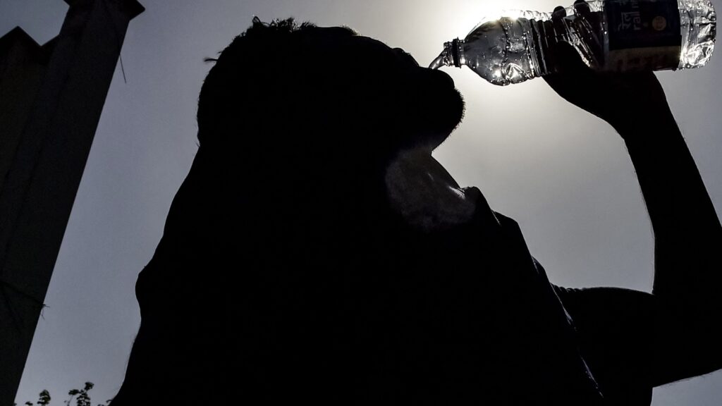 Temp inches towards 40°C; IMD says brace for heatwave | Latest News India