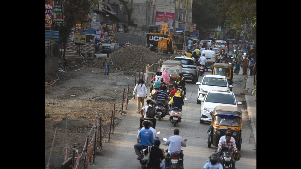 Traffic snarls at 50 locations in Pune due to ongoing civic works; contractors warned to finish projects by May 31 